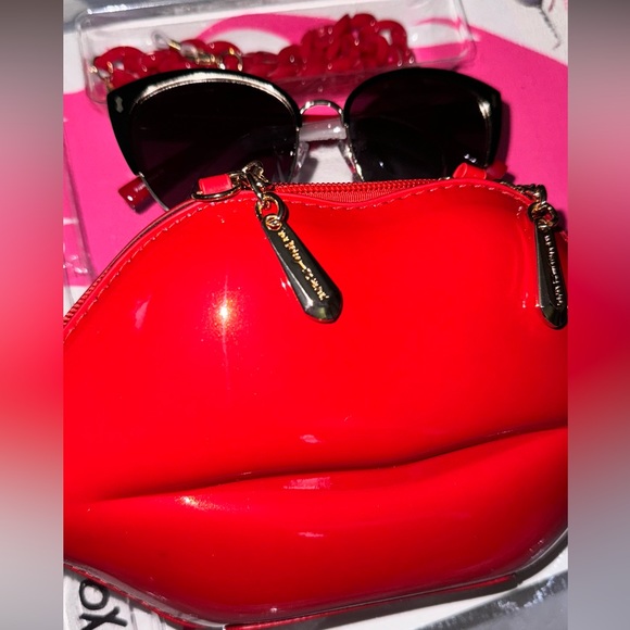 Betsey Johnson Fashion Eyewear/ Sunglasses with Red Lip Purse Gift Set,
NIB - Picture 7 of 11